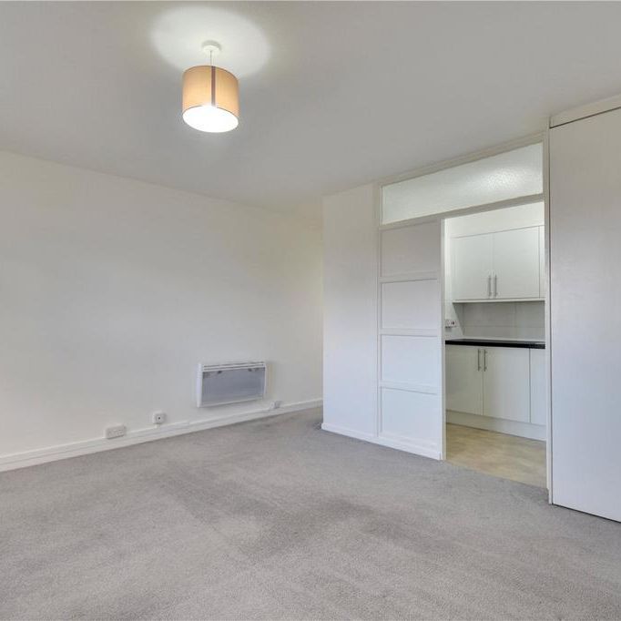 Studio to rent - Photo 1