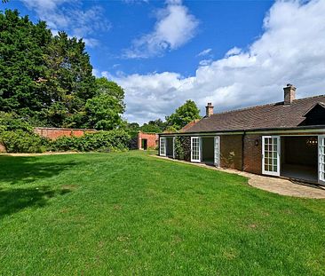 A newly refurbished 5 bedroom cottage available to rent in this wonderful rural setting at Pamber End, between Reading and Basingstoke. - Photo 2