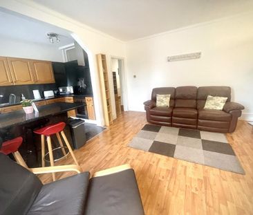 2 bedroom flat to rent - Photo 2