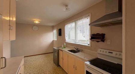 4 Bedroom Family Home In Coastal Beach Haven - Photo 2