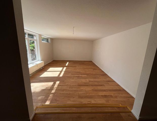 Wunderschön renovierte 2 Zimmerwohnung mit großer Terrasse nach Süden! - Photo 1