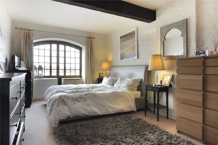 A bright and exceptionally spacious two bedroom, river facing apartment, situated on the 1st floor of this fine warehouse conversion. - Photo 5