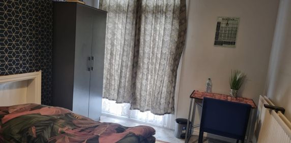 Room in a Shared House, Hall Green, B28 - Photo 2