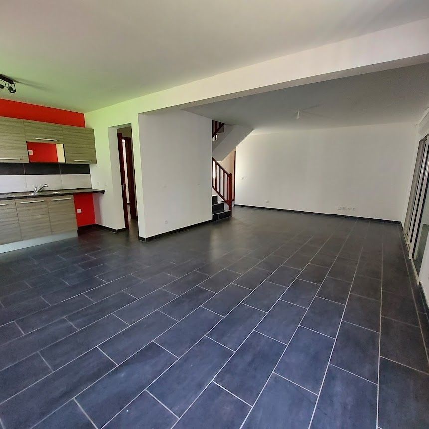 Location Maison 5 pièces 123m² LA RIVIERE 97421 - Photo 1