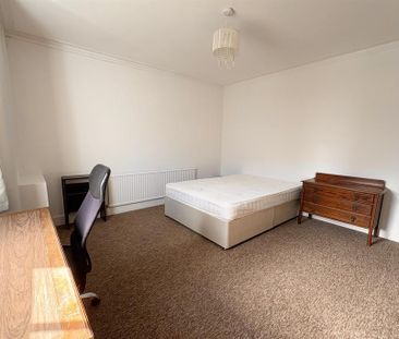 4 bedroom semi-detached house to rent - Photo 5