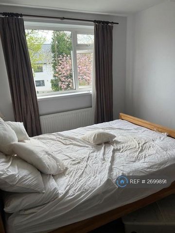 1 bedroom in a flat share to rent - Photo 5