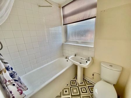 High Street, Biggleswade. SG18 - Photo 4