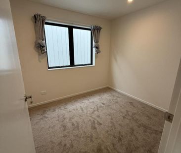 Brand new modern home in Mt Wellington - Photo 3