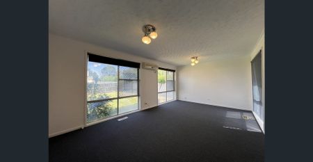 For Rent: Spacious Family Home in Sunshine - Photo 2