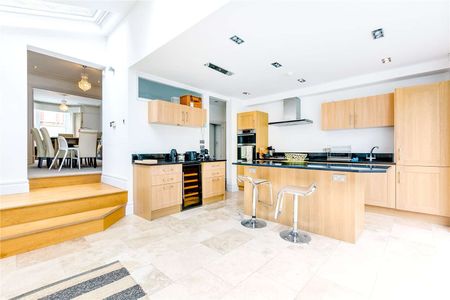 A fabulous six bedroom family house off Balham Park Road - Photo 4