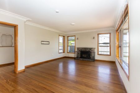 Lovely 3-bedroom family home in great school zones! - Photo 2