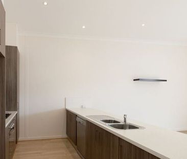 STYLISH TOWNHOUSE IN GREAT LOCATION - Photo 4