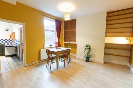 4 bedroom end of terrace house to rent - Photo 2
