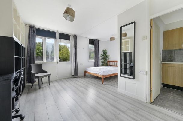 Studio to rent - Photo 1