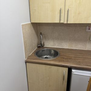 Studio Flat, Mandela Close, NW10 - Photo 3