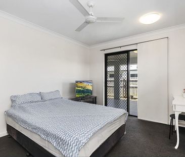 4-Bedroom Home with Double Garage in Prime Burdell Location - Photo 5