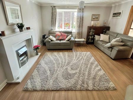 4 bedroom detached house to rent - Photo 2