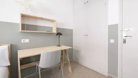 Bedroom for rent in shared apartment in Gracia. - Photo 4