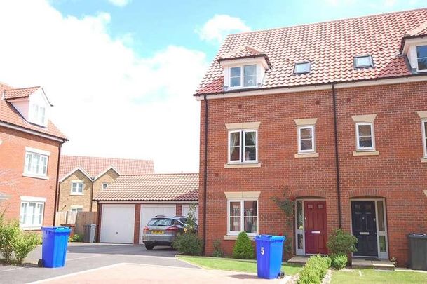 Yew Tree Close, Mildenhall, Bury St Edmunds, Suffolk, IP28 - Photo 1