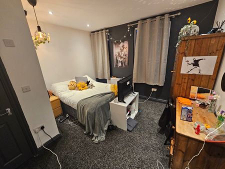 6 Bed - 24 Ashville Grove, Hyde Park, Leeds - LS6 1LY - Student - Photo 3