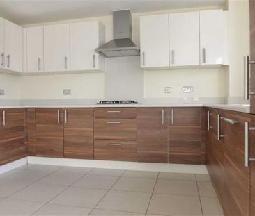 4 bedroom semi-detached house to rent - Photo 5
