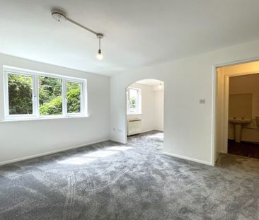 1 bed Flat Porter Close, RM20 - Photo 2