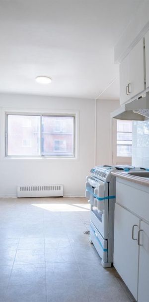 2 Bed, 1 Bath - 575 32e Avenue, Lachine - Photo 1