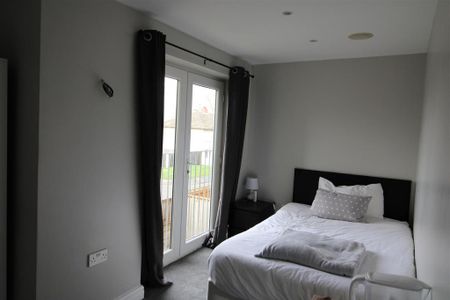 4 bedroom private hall to rent - Photo 3