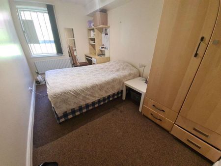 4 bedroom flat to rent - Photo 2