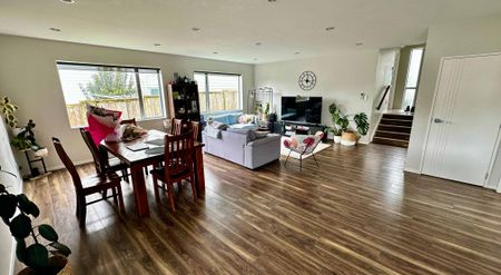 Four Bedroom Blockhouse Bay - Photo 3