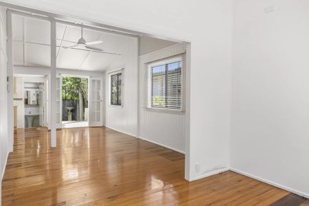 Freshly Updated Home with Outdoor Living & Low-Maintenance Appeal. 400 metres to the water front. Contact JULIE SYKES 0438 050 110 - Photo 5