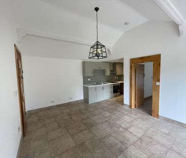 2 bedroom character property to rent - Photo 2