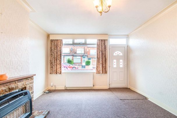 Woodlea Mount, Leeds - Photo 1