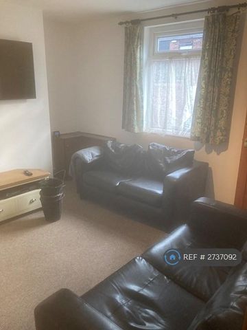 1 bedroom in a house share to rent - Photo 2