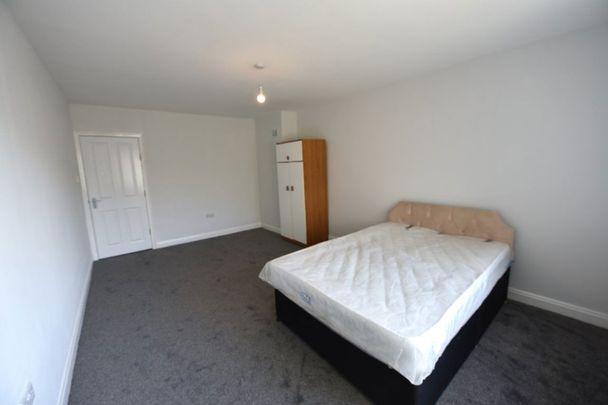 3 bedroom Flat in Lea Farm Drive, Leeds - Photo 1