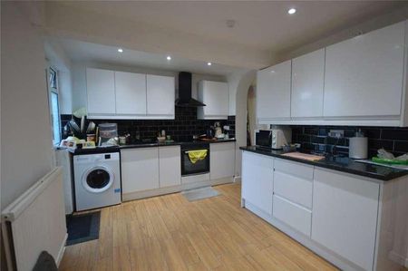 Edinburgh Street, Swindon, Wiltshire, SN2 - Photo 2