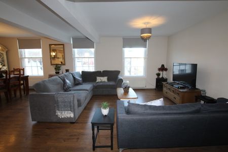 3 bed flat to rent in Lake House, High Street, Battle - Photo 3