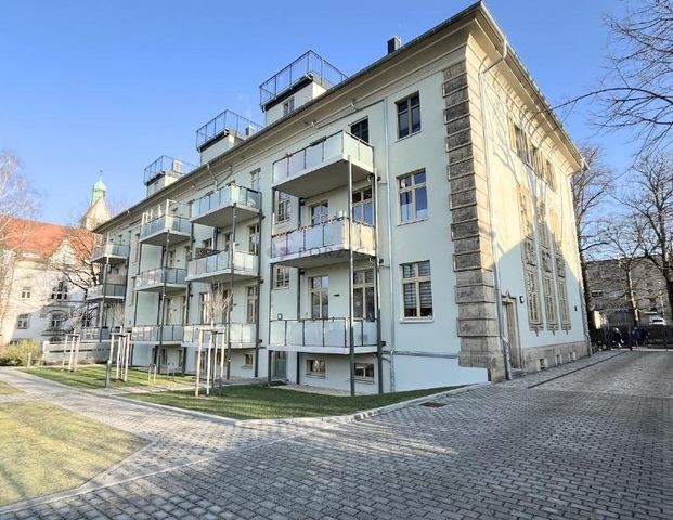 Luxus trifft Lage: Design-Sanierte 2-Zimmer-Wohnung mit Kamin, Garage & Stil - Photo 1