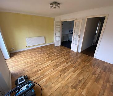 £1,250 PCM, Three Bedroom House with Off-Road Parking and Large Enc... - Photo 3