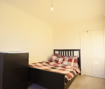 3 bedroom flat to rent - Photo 5