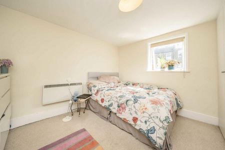 4 bedroom flat to rent - Photo 2