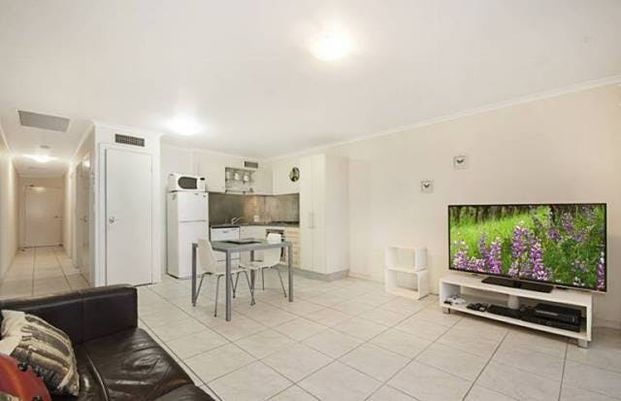 Fully Furnished Apartment in a Prime Location - City and Water Views, Pool and Secure Parking - Photo 1