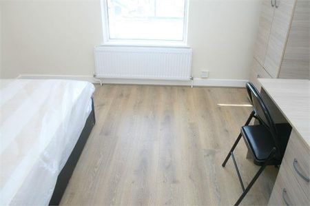 5 bedroom end of terrace house to rent - Photo 4