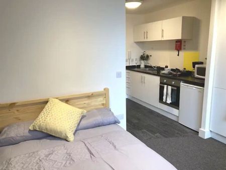 One Bed Apartment - Photo 3