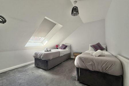 4 bedroom semi-detached house to rent - Photo 4