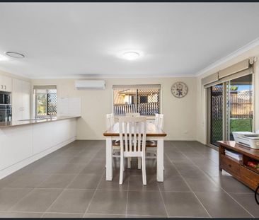 🏡 Spacious Family Home with a Unique Natural Outlook - Photo 2