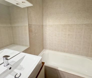 Location Appartement 2 pièces 45m² ANTIBES 06160 - Photo 3