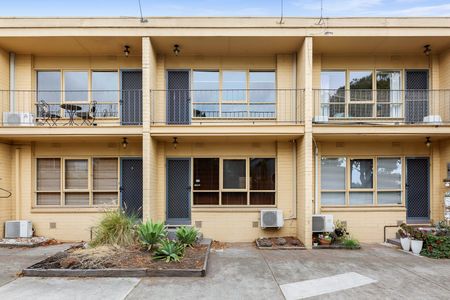 TWO STOREY TOWNHOUSE METRES FROM HIGHETT RESERVE - Photo 4