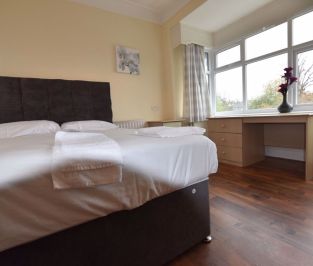 10 bedroom House in Otley Road, Leeds - Photo 4