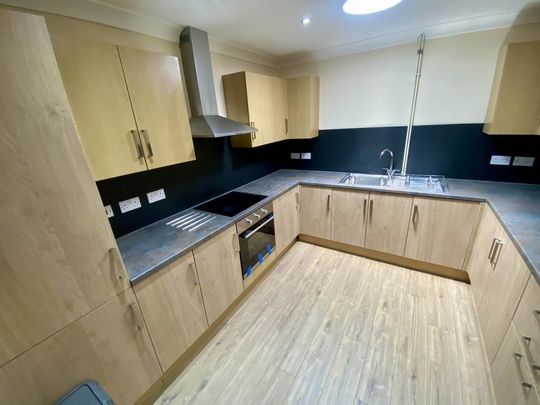 4 bedroom flat to rent - Photo 1